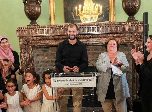 Ibrahim Habbout, éducateur jeunesse, reçoit la médaille de la Ville d’Amiens pour acte de courage Ibrahim Habbout, éducateur jeunesse, reçoit la médaille de la Ville d’Amiens pour acte de courage
