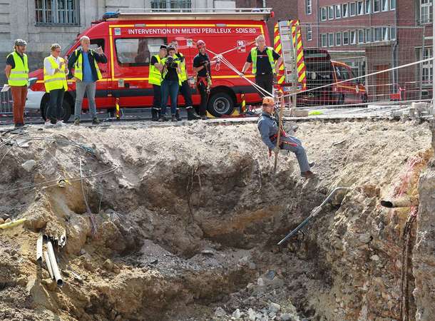 Amiens ; mise au jour d’une cave médiévale place Léon Débouverie lors d’une exploration délicate 1 © Sébastien Coquille / Amiens Métropole Amiens ; mise au jour d’une cave médiévale place Léon Débouverie lors d’une exploration délicate 1 © Sébastien Coquille / Amiens Métropole