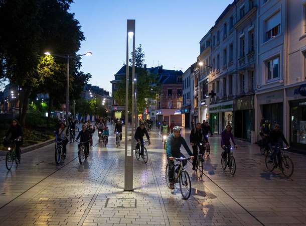 Balade nocturne le 18 octobre pour les 20 ans de Buscyclette, 1 000 ème vélo à assistance électrique et le soutien à Octobre Rose © Laurent Rousselin / Amiens Métropole Balade nocturne le 18 octobre pour les 20 ans de Buscyclette, 1 000 ème vélo à assistance électrique et le soutien à Octobre Rose © Laurent Rousselin / Amiens Métropole
