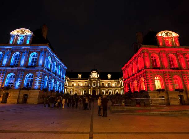 Ce soir : L'Hôtel de Ville en Bleu Blanc Rouge contre l'antisémitisme © Laurent Rousselin - Amiens Métropole