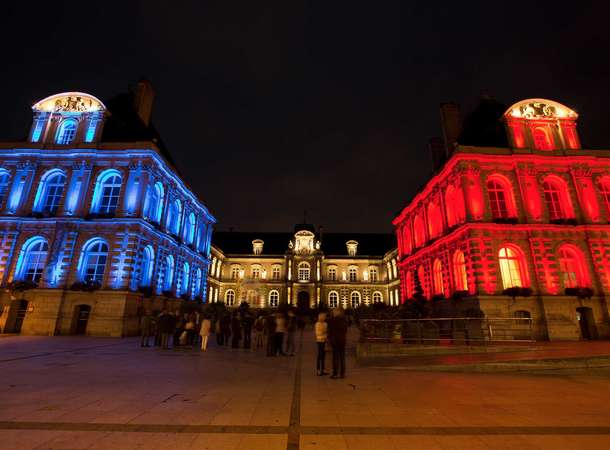 Ce soir : L'Hôtel de Ville en Bleu Blanc Rouge contre l'antisémitisme © Laurent Rousselin - Amiens Métropole Ce soir : L'Hôtel de Ville en Bleu Blanc Rouge contre l'antisémitisme © Laurent Rousselin - Amiens Métropole