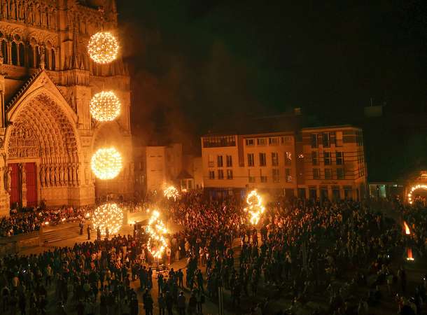 40 000 spectateurs pour "Amiens s'illumine" - spectacle de feu, à l'occasion de l'octo-centenaire de la cathédrale Notre-Dame d'Amiens © Laurent Rousselin / Amiens Métropole