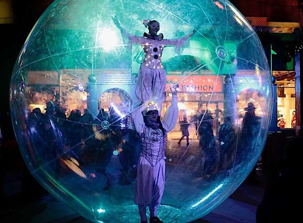 Spectacle du Marché de Noël d'Amiens // Sphères © Charlotte Cie Remue Ménage