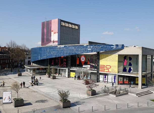 Enlèvement d'une trentaine de plaques en verre sur la façade de la Maison de la Culture par mesure préventive © Laurent Rousselin