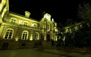 Septembre en or : l'Hôtel de Ville en jaune doré pour le mois international des cancers de l'enfant © Laurent Rousselin Septembre en or : l'Hôtel de Ville en jaune doré pour le mois international des cancers de l'enfant © Laurent Rousselin