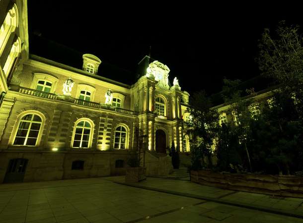 Septembre en or : l'Hôtel de Ville en jaune doré pour le mois international des cancers de l'enfant © Laurent Rousselin