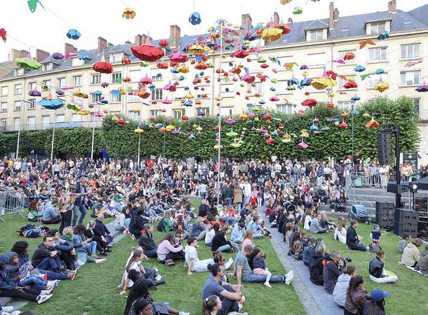 Travaux place Gambetta pour la création de massifs béton © Laurent Rousselin Travaux place Gambetta pour la création de massifs béton © Laurent Rousselin