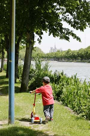 Enfant trottinette La Hotoie © Amiens Métropole