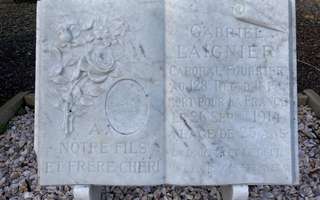 1,4 million de poilus morts... et Gabriel © Antoine Caux 1,4 million de poilus morts... et Gabriel © Antoine Caux