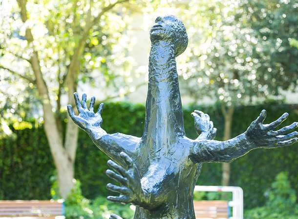 Une sculpture en mémoire des victimes de l’esclavage © Maxime Trouvillers Une sculpture en mémoire des victimes de l’esclavage © Maxime Trouvillers