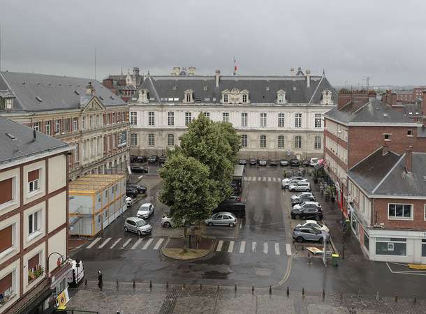 Et pourquoi pas une place derrière l’hôtel de ville ? © Laurent Rousselin Et pourquoi pas une place derrière l’hôtel de ville ? © Laurent Rousselin