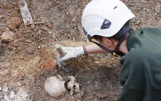 État et Métropole fouillent main dans la main © Laurent Rousselin État et Métropole fouillent main dans la main © Laurent Rousselin