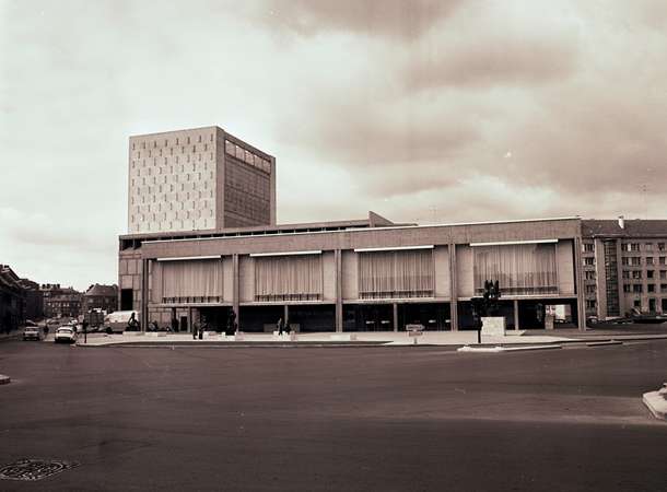 MCA : les directeurs d'hier et d'aujourd'hui autour de la table © Archives municipales et communautaires d’Amiens réf. 25Fi1523