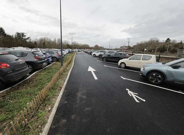 Le parking de la gare de Longueau a changé d’allure © Laurent Rousselin