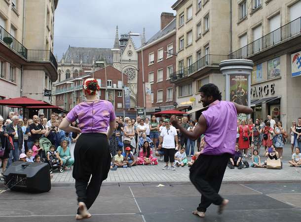 C’est le samedi, qu’on se le dise 1 © Hot!prod x Popine Production