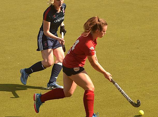 Les hockeyeuses ont les crosses © Jean-Claude Frian