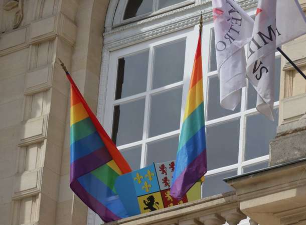 Les fiertés hissent le drapeau © Laurent Rousselin