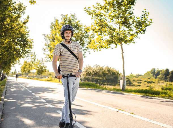 Le casque à trottinette, c'est partout dans la Somme © Getty images