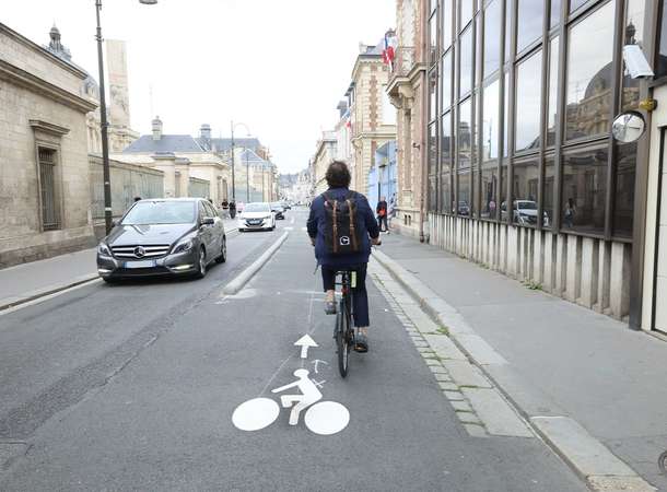 Un double-sens cyclable rue de la République © Laurent Rousselin