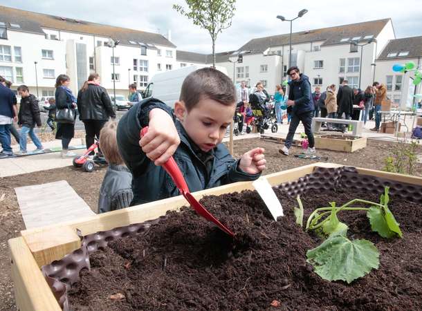 On se parle en arrosant les plantes © Laurent Rousselin-Amiens Métropole On se parle en arrosant les plantes © Laurent Rousselin-Amiens Métropole