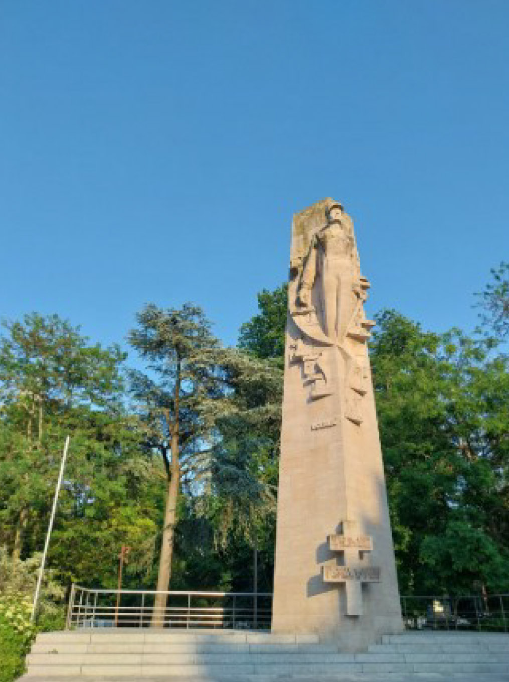A proximité : le monument en hommage au général Leclerc 1 © D.R.