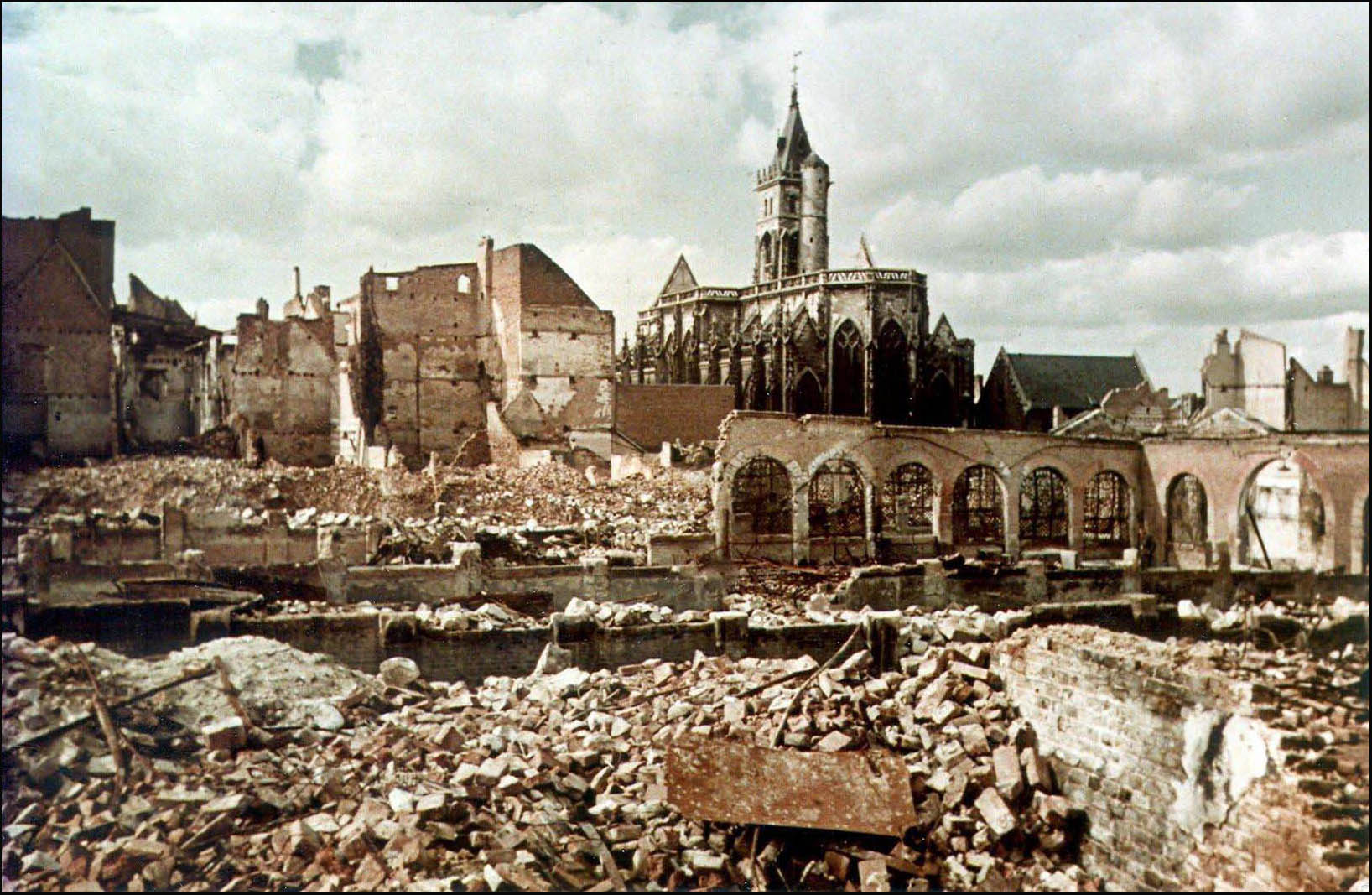 Une ville en ruines © Archives municipales et communautaires d’Amiens 7Fi65 Une ville en ruines © Archives municipales et communautaires d’Amiens 7Fi65