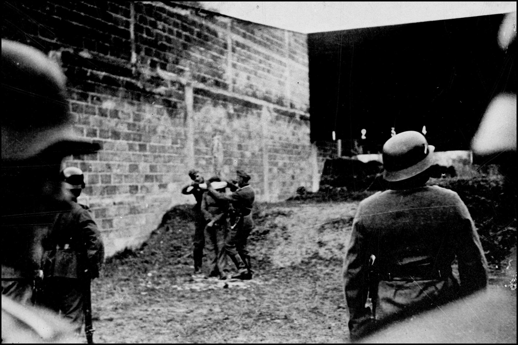 Le poteau des fusillés 02 © Archives de la Somme 6FI51