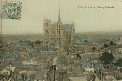 Carte postale colorisée de 1907 offrant une vue générale de Notre-Dame.  © Archives municipales et communautaires d'Amiens_15Fi594 (don Degaudez)