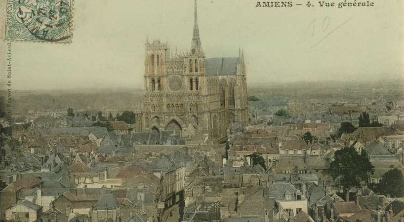 Carte postale colorisée de 1907 offrant une vue générale de Notre-Dame.  © Archives municipales et communautaires d'Amiens_15Fi594 (don Degaudez)
