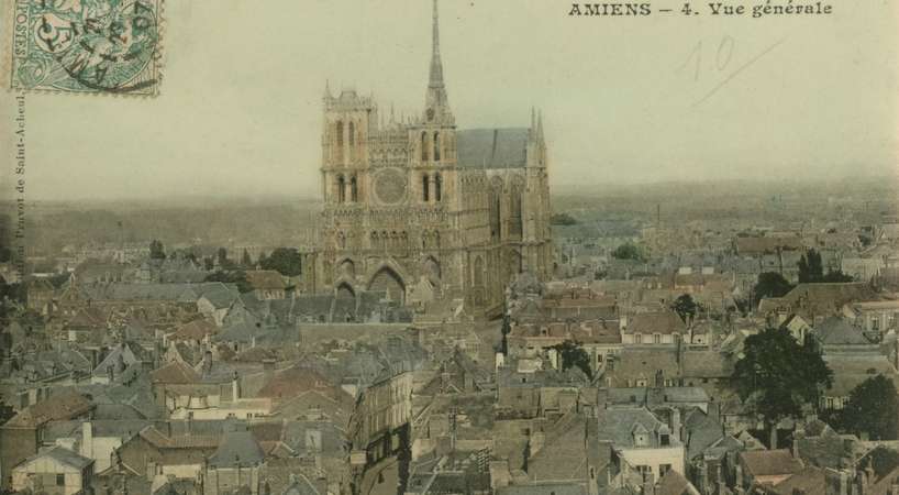 Carte postale colorisée de 1907 offrant une vue générale de Notre-Dame. © Archives municipales et communautaires d'Amiens_15Fi594 (don Degaudez) Carte postale colorisée de 1907 offrant une vue générale de Notre-Dame. © Archives municipales et communautaires d'Amiens_15Fi594 (don Degaudez)
