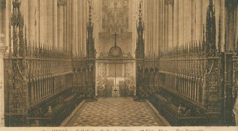 Vue d’ensemble des stalles du chœur de la cathédrale d’Amiens © Archives municipales et communautaires d'Amiens_10Z2846 Vue d’ensemble des stalles du chœur de la cathédrale d’Amiens © Archives municipales et communautaires d'Amiens_10Z2846