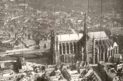 Vue aérienne sur la cathédrale d’Amiens © Archives municipales et communautaires d'Amiens_6Fi3