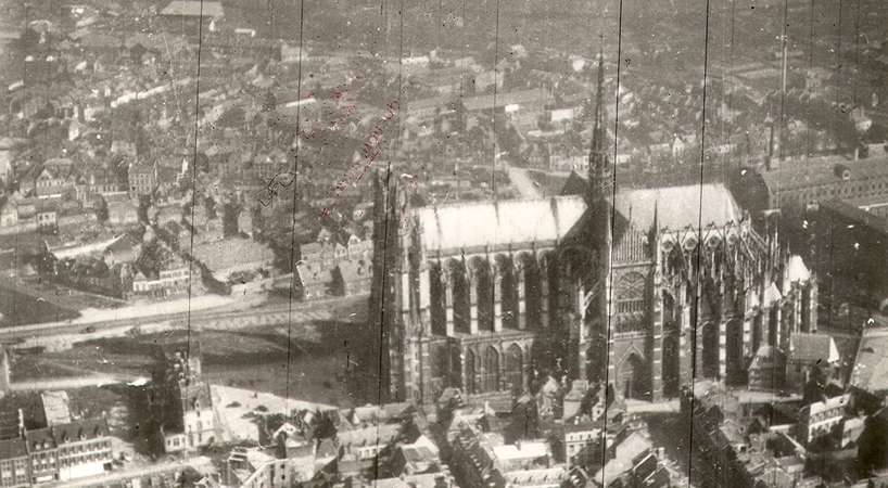 Vue aérienne sur la cathédrale d’Amiens © Archives municipales et communautaires d'Amiens_6Fi3 Vue aérienne sur la cathédrale d’Amiens © Archives municipales et communautaires d'Amiens_6Fi3