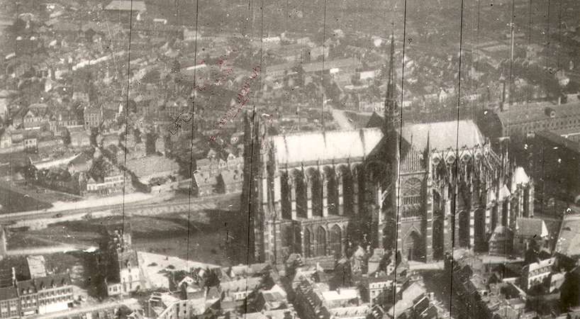 Vue aérienne sur la cathédrale d’Amiens © Archives municipales et communautaires d'Amiens_6Fi3