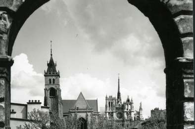 Vue de la Cathédrale et de l'Eglise Saint-Germain depuis le cloître des Soeurs Grises © Archives municipales et communautaires d'Amiens_10Z1153