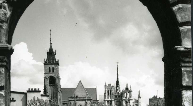 Vue de la Cathédrale et de l'Eglise Saint-Germain depuis le cloître des Soeurs Grises © Archives municipales et communautaires d'Amiens_10Z1153