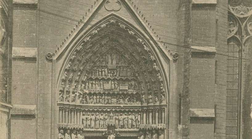 Sortie de la messe par le portail de la Vierge Dorée © Archives municipales et communautaires d'Amiens_10Z2816