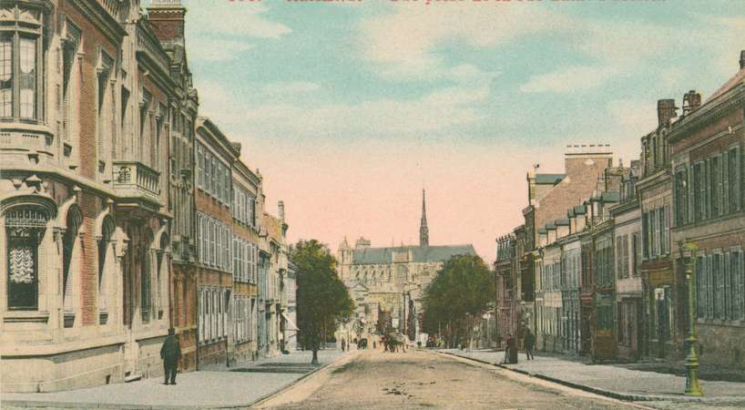 Vue de la Cathédrale depuis la rue Saint-Fuscien © Archives municipales et communautaires d'Amiens_10Z2875 Vue de la Cathédrale depuis la rue Saint-Fuscien © Archives municipales et communautaires d'Amiens_10Z2875