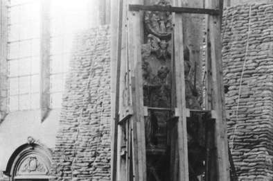 Protection du transept sud de la cathédrale Notre-Dame d'Amiens : monument funéraire de Claude Pierre (chanoine décédé en 1650) et la scène de saint Jacques © Archives municipales et communautaires d'Amiens_11Z180