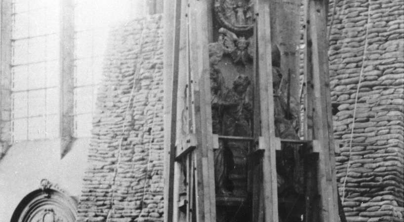 Protection du transept sud de la cathédrale Notre-Dame d'Amiens : monument funéraire de Claude Pierre (chanoine décédé en 1650) et la scène de saint Jacques © Archives municipales et communautaires d'Amiens_11Z180