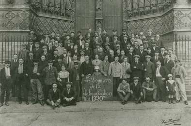 Séparation et création de Force Ouvrière. Les pionniers de la nationalisation sur les marches du parvis de la cathédrale Notre-Dame d'Amiens. © Archives municipales et communautaires d'Amiens_11Z1