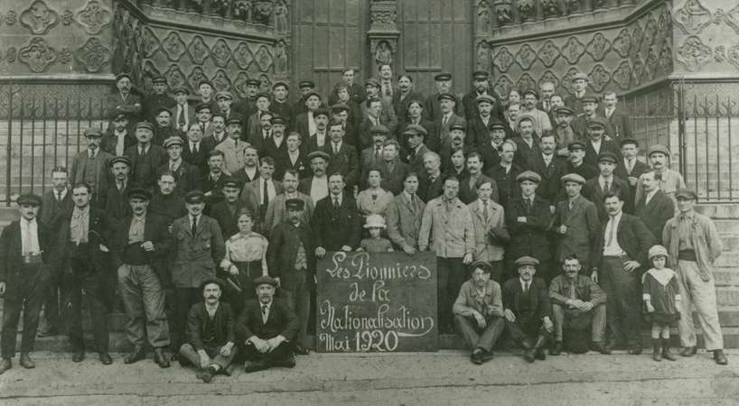 Séparation et création de Force Ouvrière. Les pionniers de la nationalisation sur les marches du parvis de la cathédrale Notre-Dame d'Amiens. © Archives municipales et communautaires d'Amiens_11Z1 Séparation et création de Force Ouvrière. Les pionniers de la nationalisation sur les marches du parvis de la cathédrale Notre-Dame d'Amiens. © Archives municipales et communautaires d'Amiens_11Z1