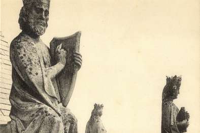 Rois musiciens  situés sur le chevet de la cathédrale, trônant au sommet des contreforts de la chapelle axiale © Archives municipales et communautaires d'Amiens_15Fi55