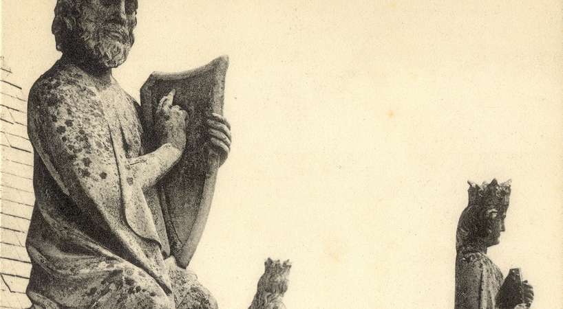 Rois musiciens  situés sur le chevet de la cathédrale, trônant au sommet des contreforts de la chapelle axiale © Archives municipales et communautaires d'Amiens_15Fi55