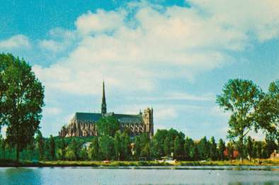 La cathédrale Notre-Dame d'Amiens vue depuis le Parc Saint-Pierre. © Archives municipales et communautaires d'Amiens_15Fi689
