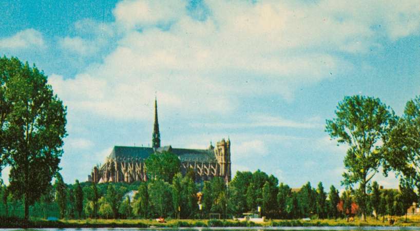 La cathédrale Notre-Dame d'Amiens vue depuis le Parc Saint-Pierre. © Archives municipales et communautaires d'Amiens_15Fi689