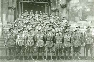 Soldats australiens posant devant le portail Saint-Christophe de la cathédrale Notre-Dame d’Amiens à l’occasion d’une cérémonie en hommage aux Alliés, 3 août 1919 © Archives municipales et communautaires d'Amiens_11Z7