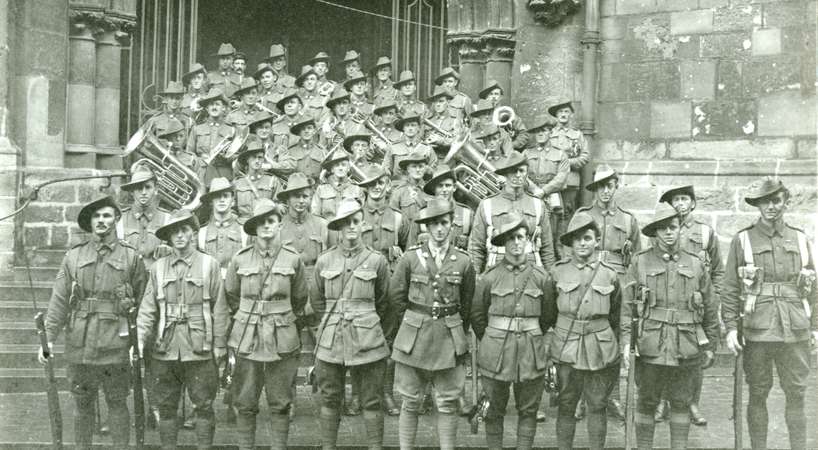 Soldats australiens posant devant le portail Saint-Christophe de la cathédrale Notre-Dame d’Amiens à l’occasion d’une cérémonie en hommage aux Alliés, 3 août 1919 © Archives municipales et communautaires d'Amiens_11Z7