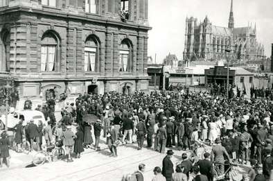 Visite officielle du Général Leclerc à Amiens le 31 août 1946, la foule se masse devant l'Hôtel de ville pour l'accueillir. © Archives municipales et communautaires d'Amiens_10Z1149