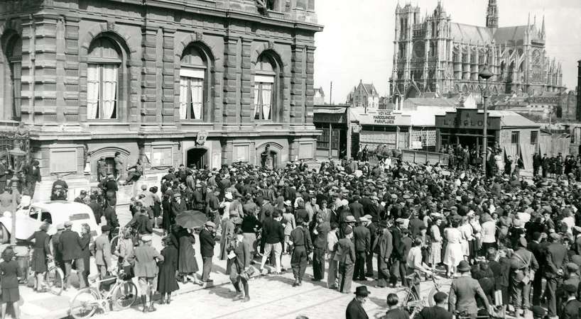 Visite officielle du Général Leclerc à Amiens le 31 août 1946, la foule se masse devant l'Hôtel de ville pour l'accueillir. © Archives municipales et communautaires d'Amiens_10Z1149 Visite officielle du Général Leclerc à Amiens le 31 août 1946, la foule se masse devant l'Hôtel de ville pour l'accueillir. © Archives municipales et communautaires d'Amiens_10Z1149